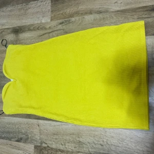 Gul klänning med dragkedja - Snygg gul klänning med dragkedja baktill. Perfekt för att lysa upp garderoben med en färgglad touch. Klänning har en enkel och stilren design. Priset går att diskuteras 