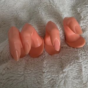 Övningsfingrar för nagelträning - Säljer övningsfingrar i plast för nagelträning. Perfekta för att öva på nageldesign och applicering. Fingrarna har en naturlig hudton och är utrustade med självhäftande bas för stabilitet.