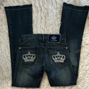 Victoria Beckham jeans lågmidjade bootcut  - Lågmidjade bootcut jeans från Victoria Beckham. Storlek 25. Men väldigt stretchiga så passar mig som brukar ha w25-w27. Innerbenslängd:78 midjemått: 34 stretch till 38. Köp sker via köp nu, jag postar inom 24h. Kvar tills markerad såld 