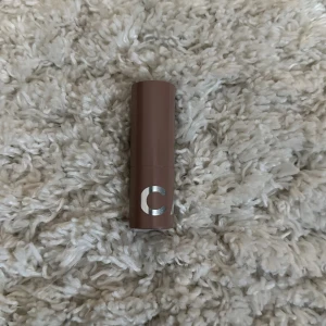 Caia lip stick  - Säljer ni. Caia lip stick i färgen super matte Candy rush använder inte den längre 💖men är super fin 💖❤️pris kan diskuteras 