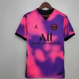 Lila och rosa fotbollströja från Jordan - Snygg kortärmad fotbollströja i lila och rosa från Jordan med PSG-logga och sponsortryck. Perfekt för fotbollsfans som vill sticka ut på planen eller läktaren. Tröjan har en modern design med svart krage och ärmslut. Är öppen för byta samt säljer den. Tveka inte att fråga om ni undrar något.