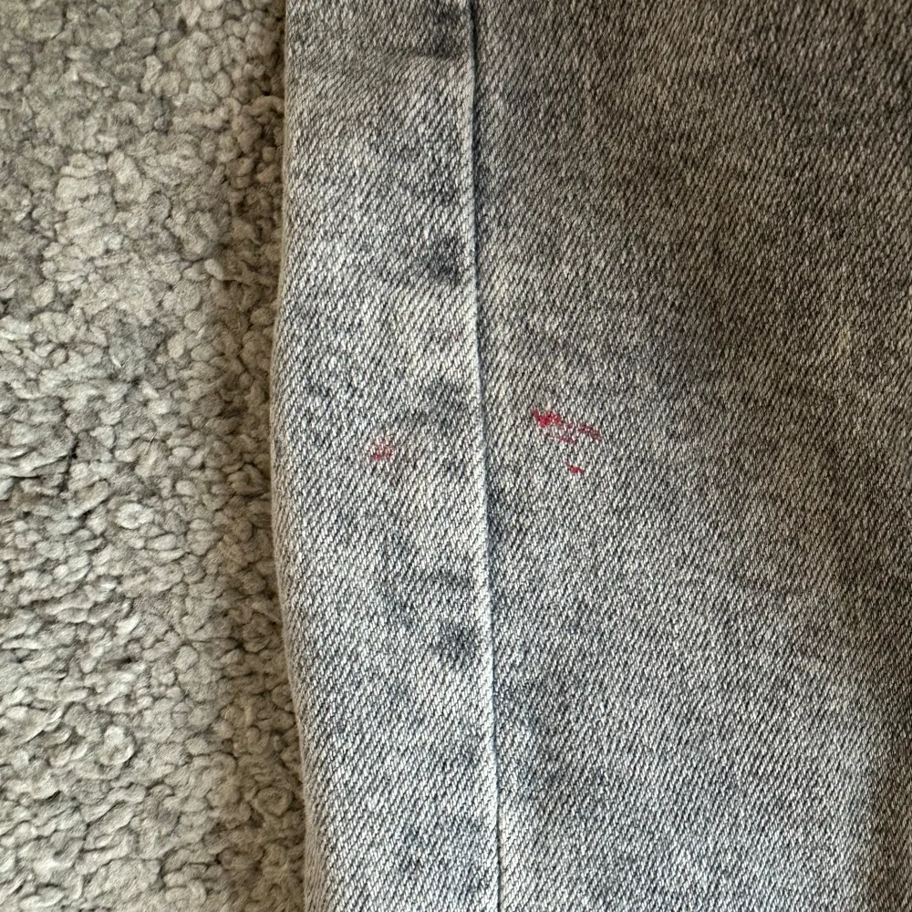 Jättesnygga grå LTB jeans!!🙌🏽 Storlek 25/30 (jag är 160 för referens), aldrig använda då jag har andra grå ltb jeans, tyvärr har det lyckats komma tre små röda prickar på de (se sista bild) men är inget som syns när man har på de! Man kan nog tvätta bort de🫶🏽 . Farkut & Housut.