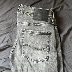 Grå slim fit jeans - Snygga grå slim fit jeans från Jack & Jones, modell Glenn. Perfekta för en stilren look med en modern passform. Pris kan diskuteras!