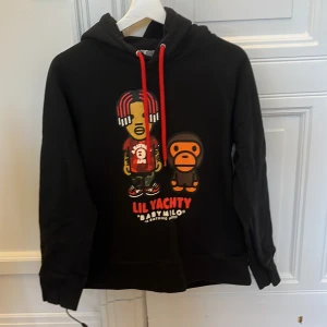 Bape hoodie  - Säljer min bape x lil yachty hoodie storlek S använd ett fåtal gånger 