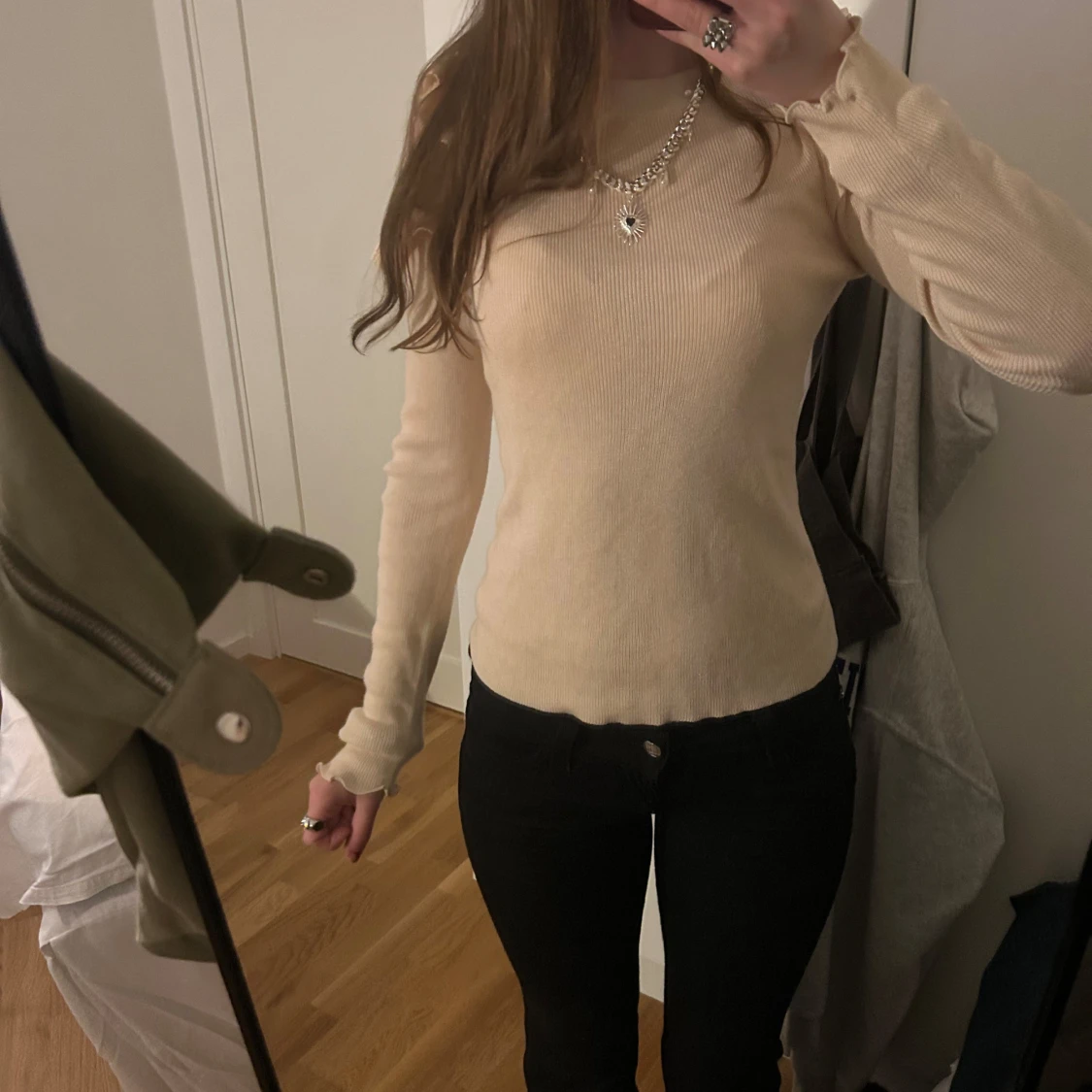 Beige ribbad tröja med volangdetaljer