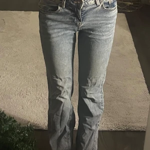 Lågmidjade jeans  - Säljer mina lågmidjade jeans från h&m som är bootcut. Väldigt fint skick och är använda minst 5 ggr.