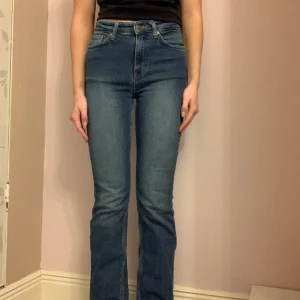 Mörkblå jeans från Dobber - Snygga jeans från Dobber med medelhög midja och bootcut - stil. Använda ett fåtal gånger och inga tecken på slitage. Köp gärna! 