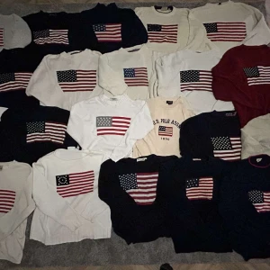 20+ stickade tröjor med amerikansk flagga i vår profil - Samling av tröjor med amerikansk flagga i olika färger som vit, svart och röd. Några tröjor har U.S. Polo Assn. logotyp. Perfekt för en patriotisk look eller casual stil.