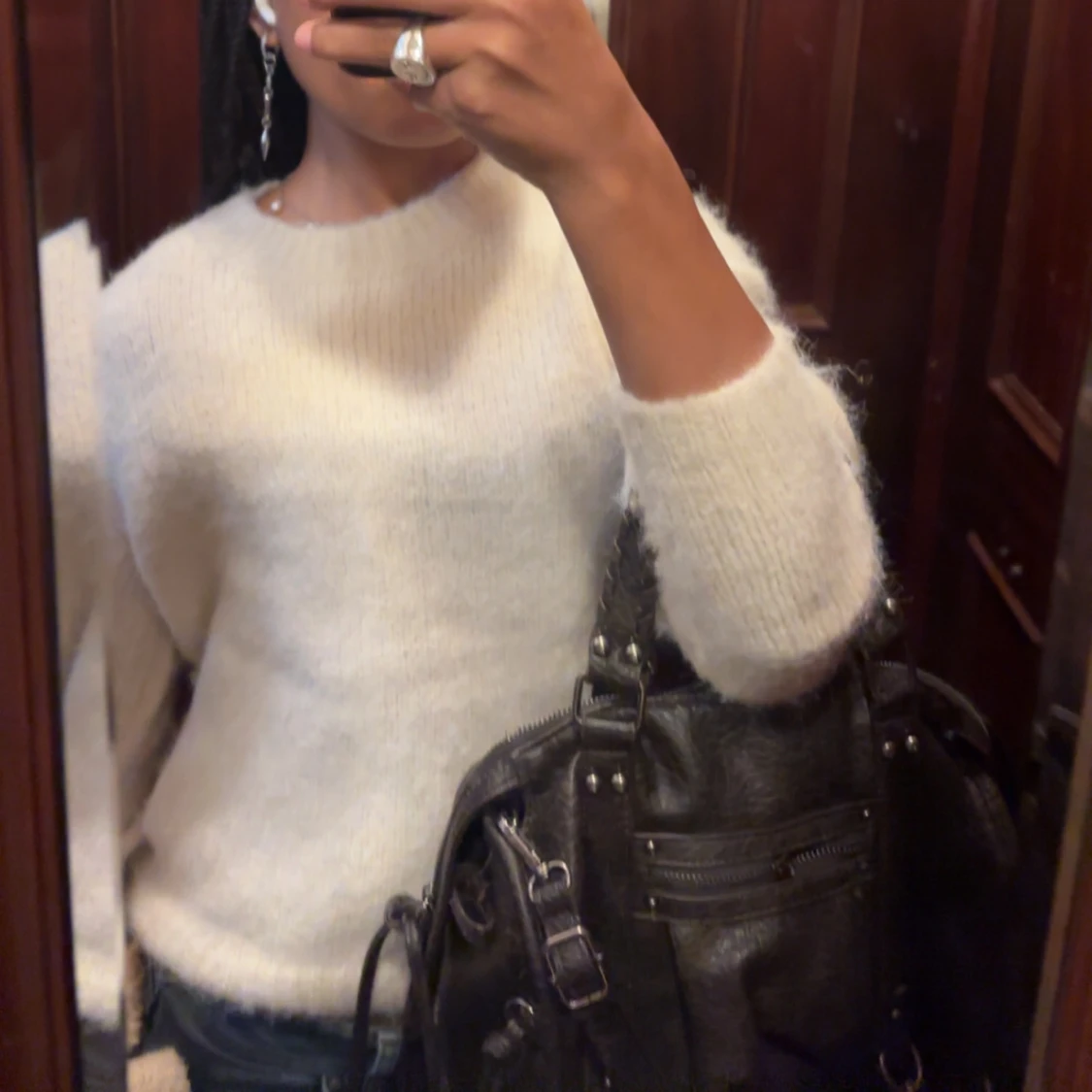 Svart axelväska med flätade handtag