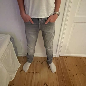 Gråa Jack & Jones Yeans - Hej, säljer ett par Gråa Yeans ifrån Jack & Jones i storlek 27 30. Mycket fint skick och knappast några tecken på andvänding, vid frågor eller intresse så kontakta gärna mig! 