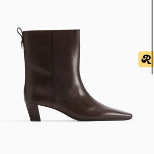 Bruna läderstövletter med klack - OANVÄNDA!🤎Bruna läderstövletter med klack och spetsig tå. Perfekta för en stilren look. Äkta läder. Storlek 38