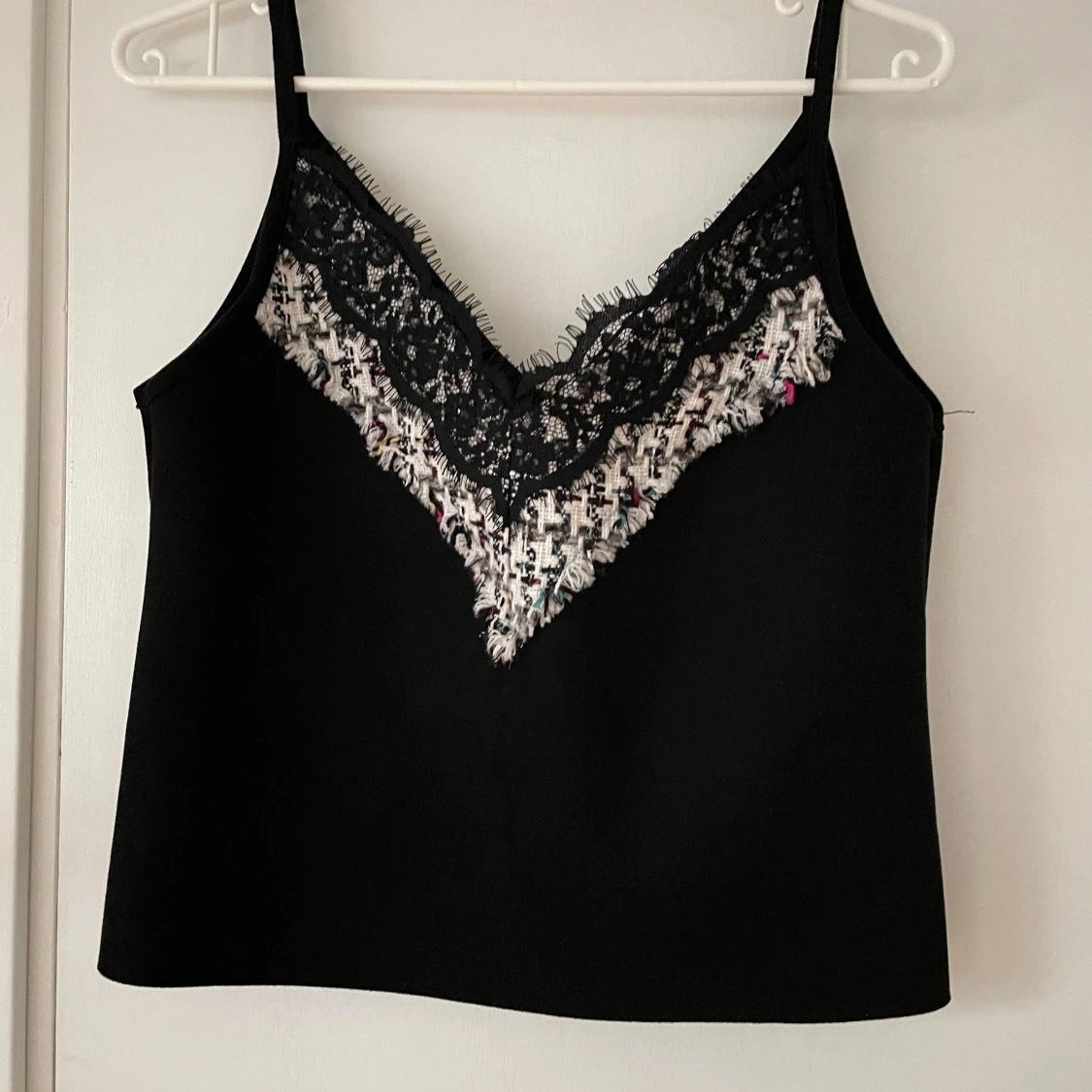 Svart linne med spetsdetaljer från Zara