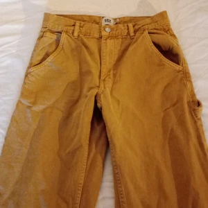 Beige cargopants från 157 - Säljer ett par beige cargopants från 157. Byxorna har flera praktiska fickor och en avslappnad passform. Perfekta för en casual look.