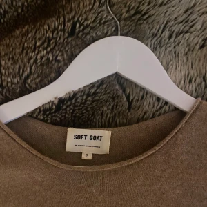 Beige kashmirtröja från Soft Goat  - KASHIMIR TRÖJA från softgoat. Nypris 2195. Knappt använd. 👌 möter upp i Stockholm och fraktar 