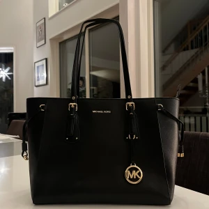 Michael Kors väska - Jag säljer min underbara Michael Kors väska, nypris är 3100kr mitt pri är 2000kr då den nästan är oanvänd😇, priset går att diskutera om det skulle vara så💕