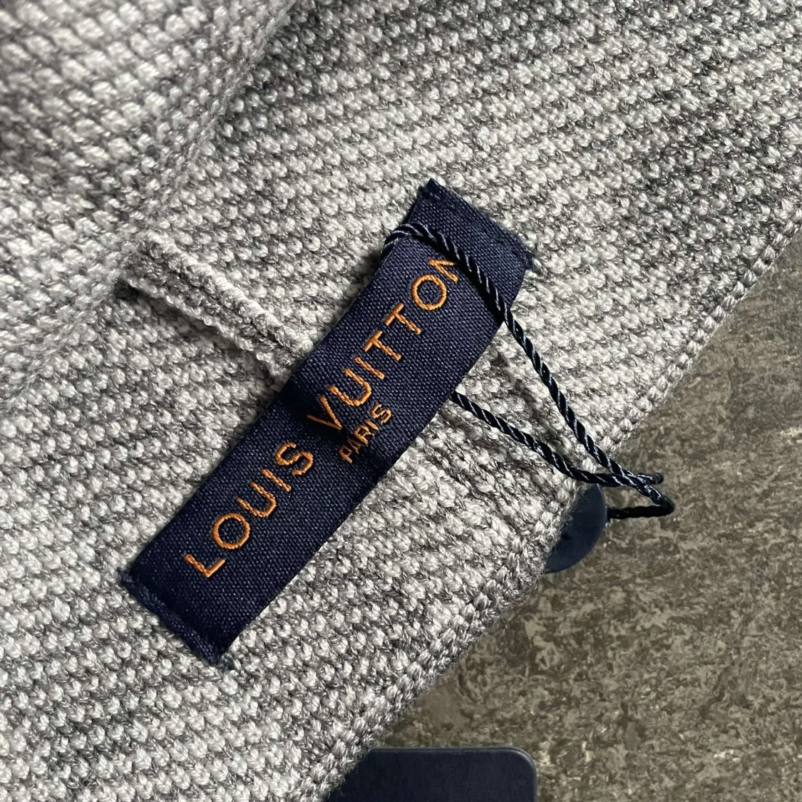 Grå och svart mössa - 90