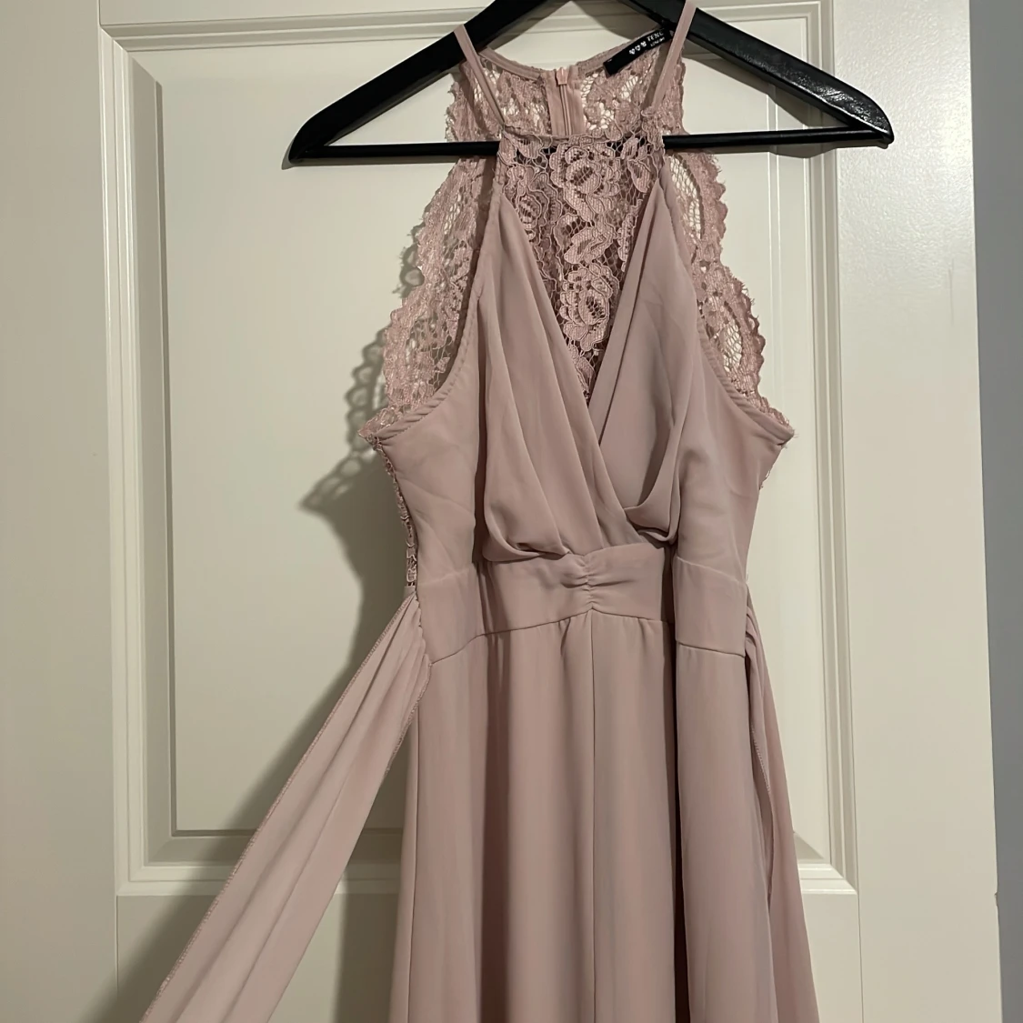 Ljusrosa klänning med spetsdetaljer - 90