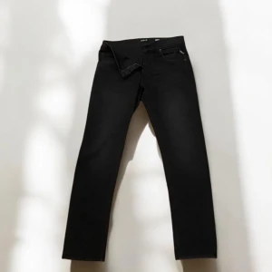 Replay jeans - Ett par sjukt feta svarta replay jeans i storlek W31 L32. | Nypris 1699 | Vårat pris endast 599kr | Skick 9/10 knappt använda | Hör av dig om du har frågor kring plagget!🔔