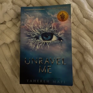Unravel Me (Engelska) - Boken 'Unravel Me' av Tahereh Mafi är en spännande fortsättning i en dystopisk serie. Omslaget pryds av ett öga omgivet av frostiga grenar, vilket ger en mystisk känsla. Boken handlar om Juliette som flyr från The Reestablishment och kämpar med sina känslor och krafter. Boken är på engelska. Fick den som julklapps present, säljer den eftersom jag läst färdigt 💕ORIGINAL PRIS: 179kr. Bok 2 i Shatter Me serien! Den har en liten förstärkning på sidan, men det var så jag fick den, annars är det bra!🩷