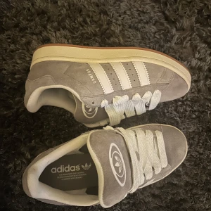  Adidas Campus grå - Gråa adidas campus strl 39 och en tredjedel. Köpta i somras i Barcelona men tyvärr passade inte storleken. Använda 1 gång. 