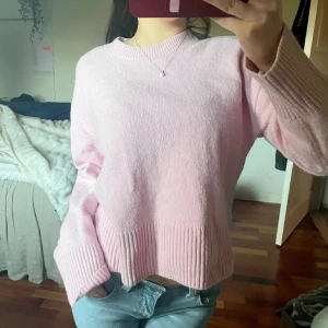 Rosa stickad tröja - Mysig rosa stickad tröja från other&stories Ribbstickade detaljer vid ärmslut och nederkant. Har ett litet hål vid ärmen. Köptes för 400 säljer för 200💘hör av er vid frågor🙌🏼