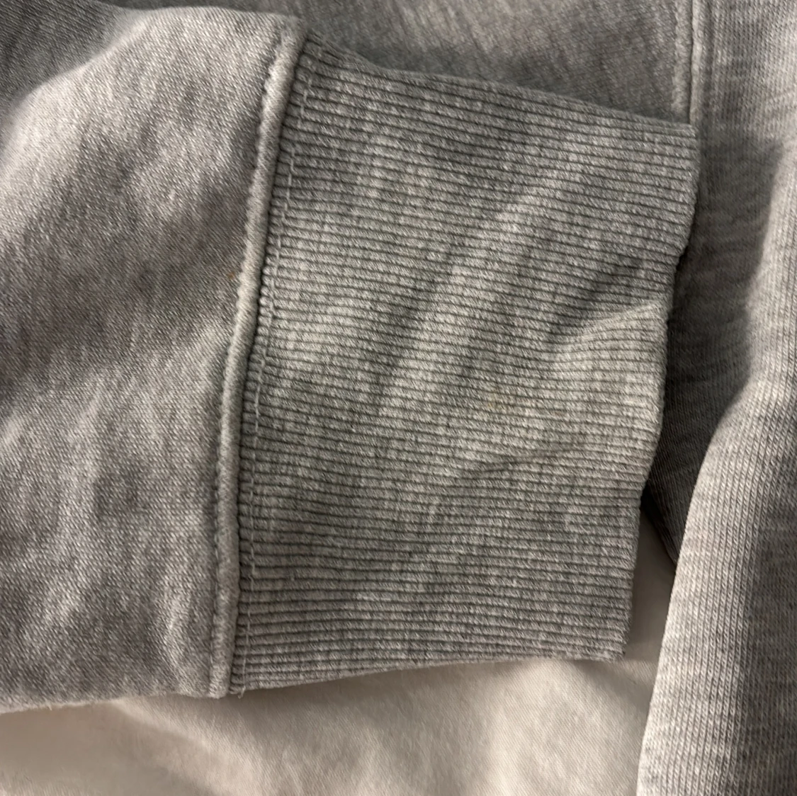 Grå hoodie från Zara - 92