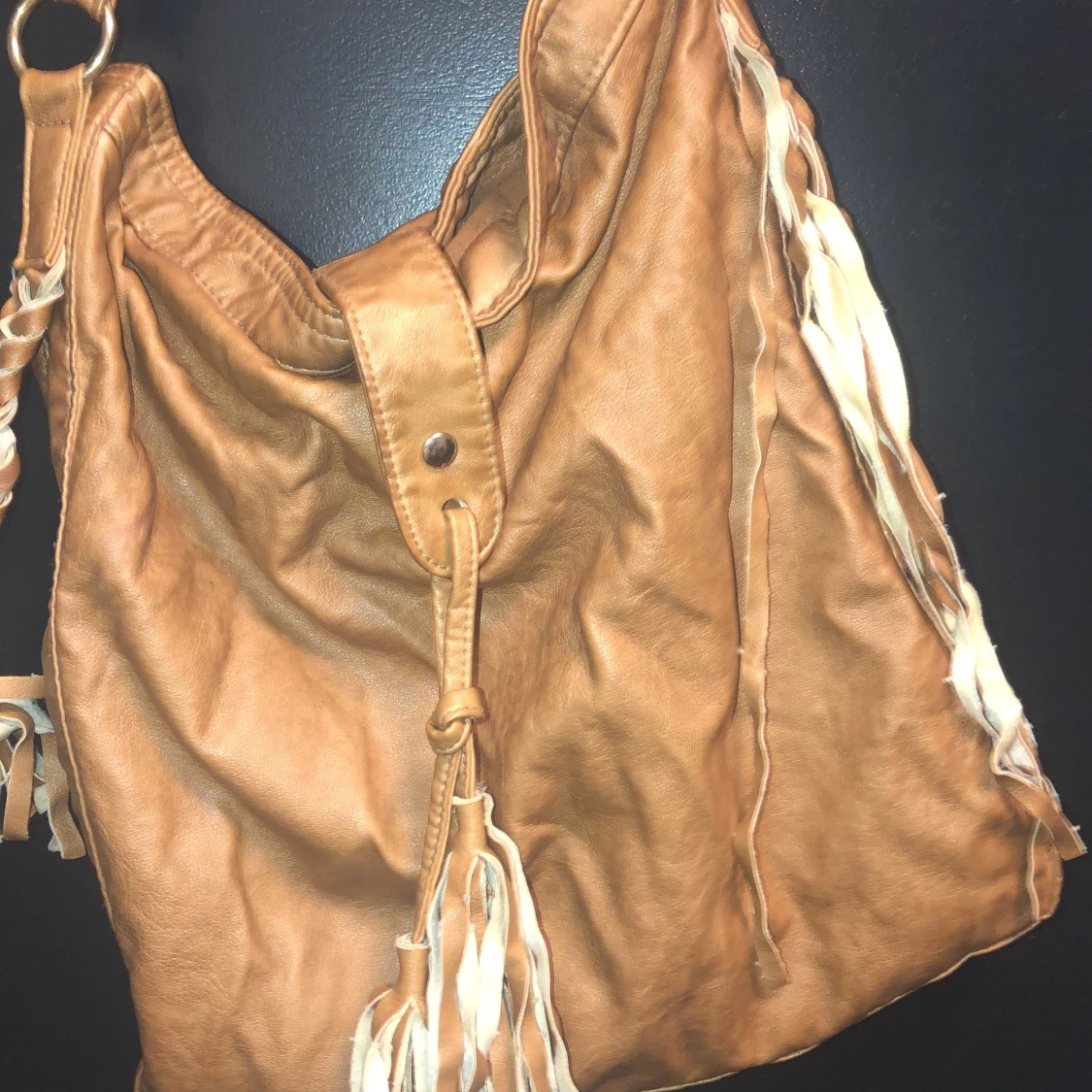 Brun axelväska med fransar - 1