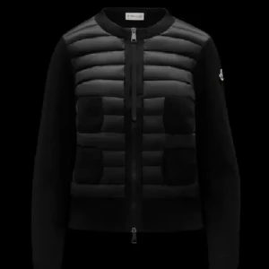  Moncler cardigan - Skriv för egna bilder och äkthetsbevis! ❤️ Moncler cardigan köpt i New York. Den är såklart äkta🌟nypris är 9000kr