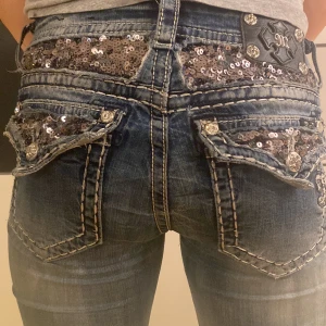 miss me flare low rise jeans - Säljer eftersom jag har många andra jeans redan och behöver pengar för nya. Ge gärna bud och skriv om du vill ha fler bilder. Hål på knät, bling, low rise och flare. INNERBENSLÄNGD:86cm MIDJA:ca 88 cm