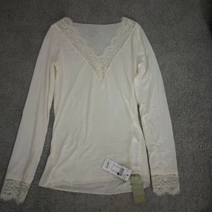 Intimissimi tröja - Jag säljer denna intimissimi tröja i vit med spets, är helt ny med prislappen kvar. Är i storlek S. Original pris är 459. 
