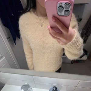 Beige fluffig tröja - Mysig aprikos färgad alpacka tröja med långa ärmar. Perfekt för kyliga dagar passar utmärkt till vardags💖💖