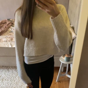 Beige stickad croppad tröja💘 - Säljer en mysig beige stickad tröja med croppad passform. ❤️