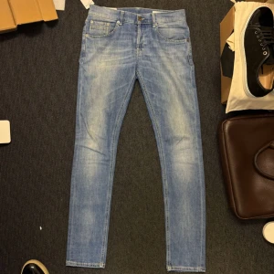 Dondup ritchie - Dondup ritchie, storlek 31 sitter något mindre, skick 10/10 som nya, pris 1099kr. Hör av er vid frågor eller funderingar.
