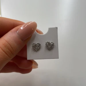 Hjärtformade silverörhängen med diamanter - Jätte söta hjärtformade silverörhängen med diamanter, aldrig använda💕