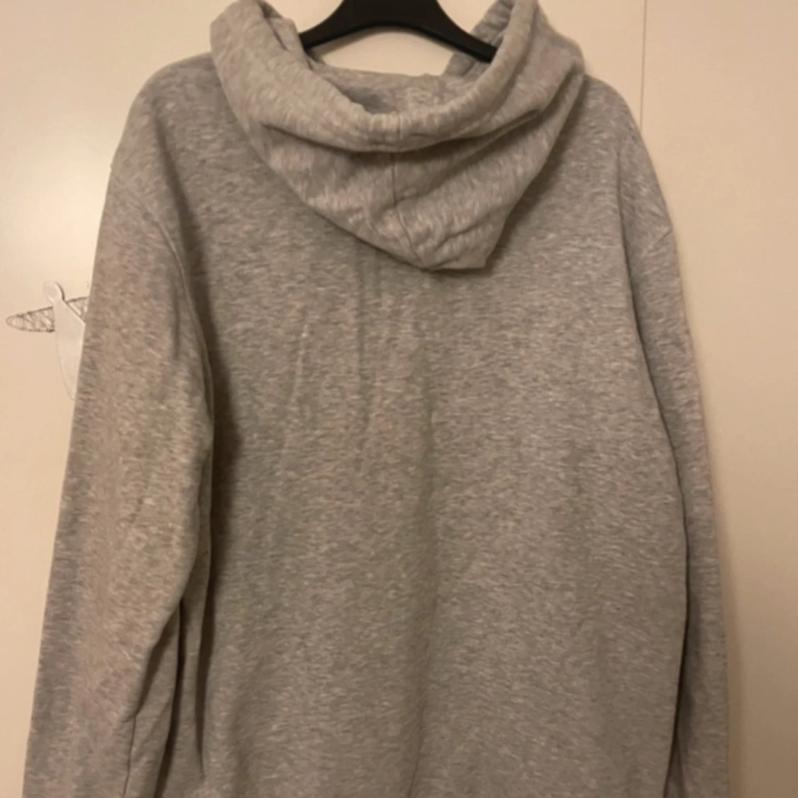 Grå hoodie från H&M - 90