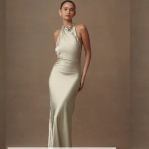 Olivgrön balklänning - Säljer denna balklänning från Meshki i satin med halterneck och öppen rygg. Klänningen är helt oanvänd med lapparna kvar! Säljer då den tyvärr är för kort för mig💞nypris 1500kr (utan frakt) på Meshkis hemsida