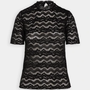 Svart spetsblus - Elegant svart spetsblus med korta ärmar och vågigt mönster. Perfekt för en stilfull look! Köpt för 329kr på Zalando, tröjan är aldrig använd och har lappen kvar!