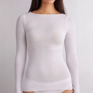 Vit intimissimi tröja - Vit intimissimi tröja i vit, strlk s, sparsamt använd och inga tecken på användning💕