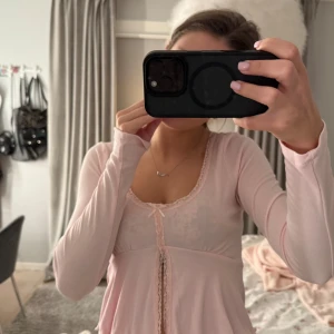 Långärmad topp med spetsdetaljer - Super söta tröjor från Ginatricot🩷har aldrig använt dom så helt nya! Båda tsm säljs för 200 annars 100 kr st❤️