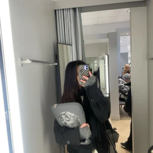 Grått datorfodral med motiv - Snygg grått datorfodral med ett coolt motiv av Tupac i glittriga stenar. Texten 'All Eyez On Me' pryder framsidan. Perfekt för att ge din outfit en unik touch.