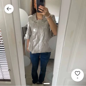 Beige kavaj/ jacka med knappar - Silver/beige  kavaj med dubbelknäppning och trekvartsärmar. Har aldrig använt, storlek S🩷 