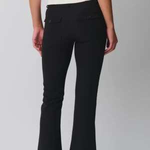 Svarta byxor med fickdetaljer - Snygga svarta byxor med fickor och knappdetaljer baktill. Byxorna är i bootcut, säljer för att de aldrig kommer till användning. Pris går att diskutera 