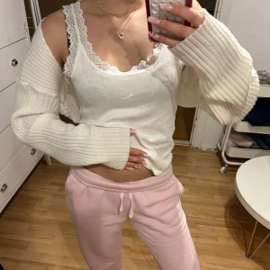 Vit ribbad kofta - Säljer en stilren vit ribbad offshoulder kofta. Perfekt för en avslappnad look. Tröjan är mjuk och bekväm. Säljer då den inte kommer till användning 💞