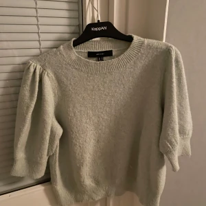 Ljus grön tröja från Vero Moda - Säljer en stilren ljus grön  tröja från Vero Moda. Tröjan har puffiga trekvartsärmar och en rund halsringning. Perfekt för en avslappnad och trendig look.
