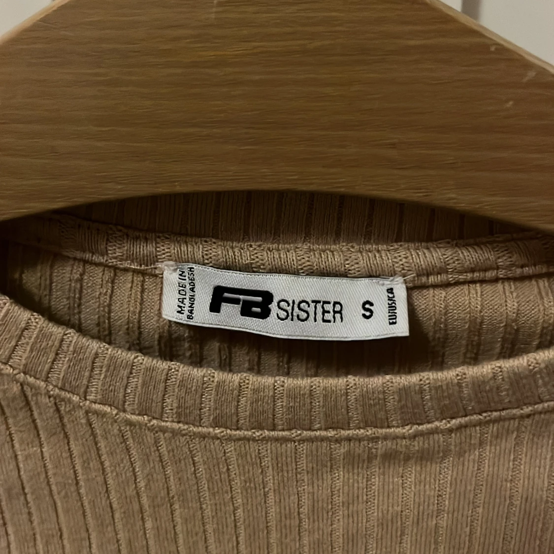 Beige ribbad topp från FB Sister - 1