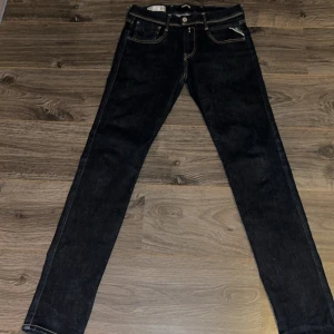 Marinblå jeansbyxor från Replay - Marinblå jeans från Replay säljes på grund av att de är för små för mig. Det är storlek 29/32, nypris ligger på 1799 kr. Duger inte priset så kom med ett bud:)