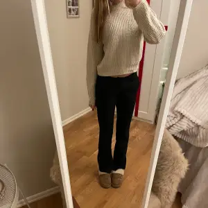 Säljer en mysig beige stickad tröja med långärmade ärmar. Den är i storlek Xs men passar även S❣️