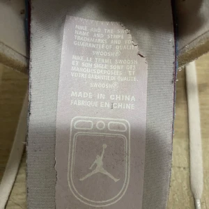 Nike Air Jordans i ljus mocka - Snygga Nike Air Jordans i ljus mocka med klassisk hög design och snörning. Skorna har en stilren look med perforerade detaljer på tån och en vit sula som kontrasterar mot det ljusa mockamaterialet. Använda  max 5 gånger