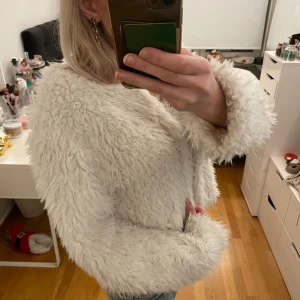 Vit pälsjacka - Fejk päls, från lindex i barnstorlek 170 men den passar mig som brukar ha xs-s❤️