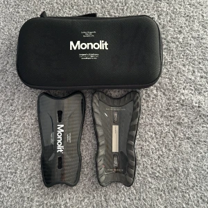 Benskydd från Monolit, 14 cm - Säljer ett par benskydd från Monolit i kolfiber. Stl 14 cm. De är lätta och hållbara, perfekta för fotbollsspelare som söker extra skydd. Kommer med en praktisk förvaringsväska. Använda ca 10 gånger, kan gå ner vid snabb affär 😁